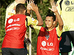 Souza, meia do So Paulo, comemora gol no treino