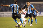 Tcheco e Teco tentam roubar a bola de Josu