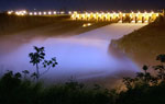 A Usina de Itaipu  noite impressiona os visitantes que costumam conhecer o local.