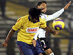 O jogador Ignacio Torres (E), do Amrica briga em disputa erea com Alexis Snchez (D), do Colo Colo