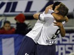 Juan Romn Riquelme e Martn Palermo, do Boca Juniors, comemoram o primeiro gol do time contra o Vlez