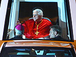 Papa Bento XVI adentra o Estdio a bordo do papamvel