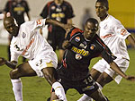 Ivan Velasquez, do Caracas (C), briga pela bola e  cercado por Klber (E) e Adailton (D), do Santos - libertadores - 10/05/2007