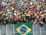 Brasileiros aguardam pelo incio da missa do Papa Bento XVI no Campo de Marte, em So Paulo