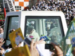 O Papa Bento XVI chega no papa mvel ao Campo de Marte para a missa de canonizao de Frei Galvo