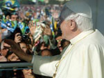 O Papa acena para os fiis em sua chegada no papa mvel ao Campo de Marte