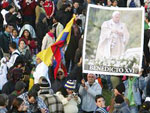 Por volta da 1h30 do dia da missa, aproximadamente 5 mil pessoas j estavam no local fazendo a viglia de oraes para Bento XVI