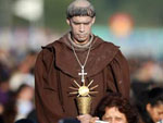 Homem vestido de Frei Galvo, o primeiro santo brasileiro, entre os fiis no Campo de Marte, em So Paulo