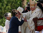 O Papa Bento XVI abenoa duas mulheres catlicas no Campo de Marte, durante a missa de canonizao de Frei Galvo