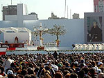 Vista geral do altar onde o Papa Bento XVI realiza a missa de canonizao do Frei Galvo, o primeiro santo nascido no Brasil