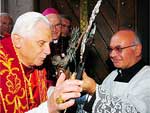 Bento XVI beija crucifixo na entrada da Catedral da S