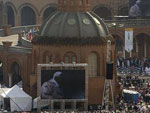 Uma grande estrutura com telo e equipamentos de som foi instalada para a transmisso da missa do Papa Bento XVI em frente  Baslica de Aparecida