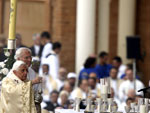 Papa espalha incenso no altar montado especialmente para a missa