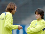 Zagueiro Schiavi e volante Gaviln conversam durante o treino