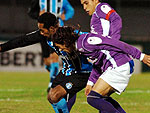 werton cercado e disputando a bola com os jogadores do Defensor