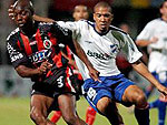 O jogador Diego Vera, do Nacional, lutando pela bola com Walter Moreno, do Ccuta durante a partida das quartas-de-final da Copa Toyota Libertadores.