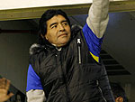 Diego Armando Maradona, ex-jogador de futebol e dolo na Argentina, sada os torcedores do Boca Juniors, seu time de corao, durante a partida contra o Libertad, no estdio da Bombonera