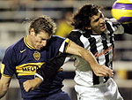 O atacante Martin Palermo (E), do Boca Juniors, brigando pela bola com Ricardo Martinez, do Libertad, durante a Copa Libertadores