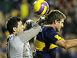 O jogador Martn Palermo (D), do Boca Juniors, briga pela bola com o goleiro Jorge Bava (E), do Libertad