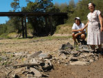 Em maro de 2005, os moradores de Restinga Seca Lacy Cabral Oliveira e Rafael Oliveira mostram o leito seco do Rio Vacaca Mirim 