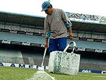 O campo do Olmpico sendo pintado para o grande jogo do Grmio contra o Defensor, pelas quarta-de-final da Libertadores da Amrica