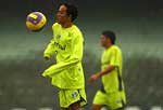 O lateral-esquerdo Lcio no treino na tarde de tera-feira, se preparando para o jogo decisivo contra o Defensor