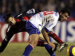 Juan Manuel Martinez (E), do Ccuta, briga pela bola com Javier Delgado (D), do Nacional. Apesar do empate em 2X2, o Ccuta se classificou para a semi-final da Libertadores