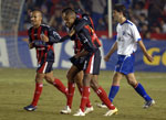 Juan Manuel Martinez (E), Blas Perez (C) e Lionard Pajoy(D), festejando a vaga para a semi-final, conquistada diante do Nacional, em Montevidu. O jogo terminou empatado em 2x2, mas o Ccuta tinha a vantagem de um vitria no primeiro jogo.