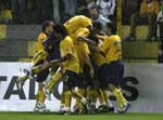 Os jogadores do Amrica festejando o gol, feito por Daniel Rubn Bilos, contra o Santos, pela Libertadores da Amrica. Mas no resultado final deu Santos 2x1 em cima do time mexicano