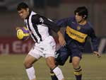 Daniel Diaz (C), do Boca Juniors, center, tenta finalizar jogada na rea do Libertad. Em cima do lance est Rodrigo Lopez (D) e o goleiro Mauricio Caranta, do Libertad