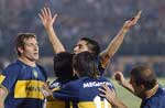 Riquelme (C), comemorando com seus companheiros o primeiro gol do Boca Juniors contra o Libertad, pelas quartas-de-final da Libertadores da Amrica