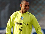 O atacante Tuta no treino antes do jogo contra o Santos