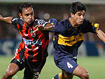 Hugo Ibarra(D), do Boca Juniors de Argentina e Elvis Gonzlez (E), do Ccuta Deportivo, brigam pela bola