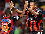 Os jogadores Macnelly torres (E) e Blas Prez (D), ambos do Ccuta, festejando o segundo gol a favor do time colombiano