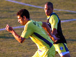 Diego Souza ( frente) e Edmlson (ao fundo) no treino de segunda (dia 04)