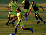 O volante Lucas ( frente) no treino desta segunda (dia 04)