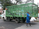 Pelo menos uma vez por semana, caminhes passam em cada bairro para recolher, especificamente, o que pode ser reciclado