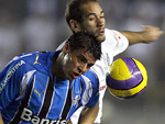 O jogador Rodrigo Souto (D), disputa a bola com Douglas (E), do Grmio, na partida vlida pela semifinal da Libertadores 2007