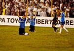 Os jogadores se ajoelham e agradecem a Deus pela classificao  final da Libertadores 2007