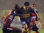 Riquelme (D) briga pela bola com Harold Hurtado, do Ccuta