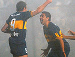 Martin Palermo (E) festeja com seus companheiros Riquelme (C) e Hugo Ibarra, o segundo gol do Boca sobre o Ccuta.