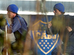 Jogadores correm no gramado