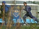 Jogadores correm no gramado da Casa Amarilla