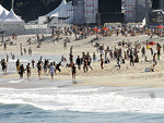 Na tarde ensolarada de sexta-feira os banhistas ignoraram a mega-estrutura montada para o show de sbado e aproveitaram a praia de Copacabana 