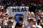 No moderno estdio de Wembley, em Londres, na Inglaterra, a multido levou faixas de protesto contra as mudanas climticas 