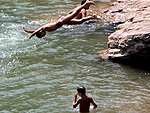 Um grupo de crianas se banha em um lago de Prrenjas, na Albnia. Pelo menos 12 pessoas j morreram na regio dos Blcs em funo do calor