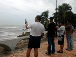 Apesar dos alertas das autoridades, grupo de pessoas observam o mar antes da chegada da tempestade em Santo Domingo, na Repblica Dominicana