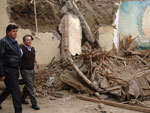 Presidente da Colmbia, Alvaro Uribe ( dir.), e seu colega do Peru, Alan Garca (ao centro), visitam escombros em Pisco