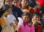 Populao atingida por terremoto espera por distribuio de comida