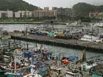 Barcos pesqueiros foram amarrados devido  chegada do tufo Sepat em Taiwan